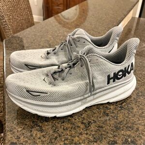 Hoka One One men’s size 13D Clifton 9 Light Gray Athletic Shoes